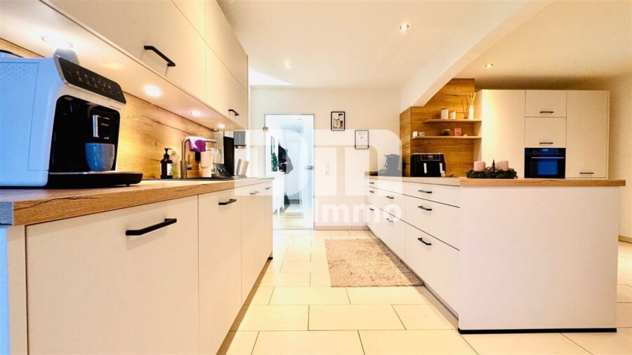 Gepflegtes Ein- bis Zweifamilienhaus + Garage, Terrasse und Balkon auf großem Grundstück - EG Wohnküche / Einbauküche / Zugang Terrasse